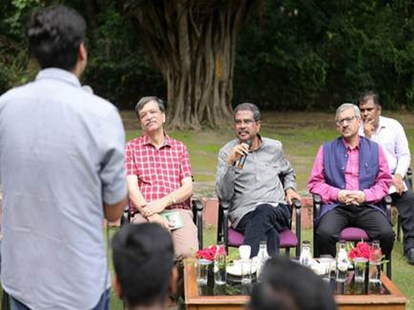 Union Education Minister Dharmendra Pradhan interacts with IIT Delhi students (Photo: PIB) 