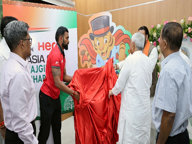 Bihar CM Nitish Kumar and former Inian hockey player PR Sreejesh unviel the Men's Asia Cup Rajgir, Bihar 2025 (Photo: X/@NitishKumar)