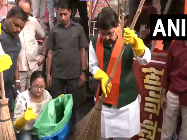 MP Minister Kailash Vijayvargiya sweeping streets (Photo/ANI)