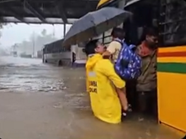 Police rescue school children after bus stranded in waterlogged area (Photo/X@MumbaiPolice)