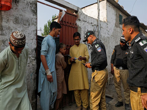Police and NADRA officials verify Afghan nationals’ IDs during a door-to-door drive at a refugee camp in Karachi, Pakistan (File Photo/Reuters) Police and NADRA officials verify Afghan nationals’ IDs during a door-to-door drive at a refugee camp in Karachi, Pakistan (File Photo/Reuters)