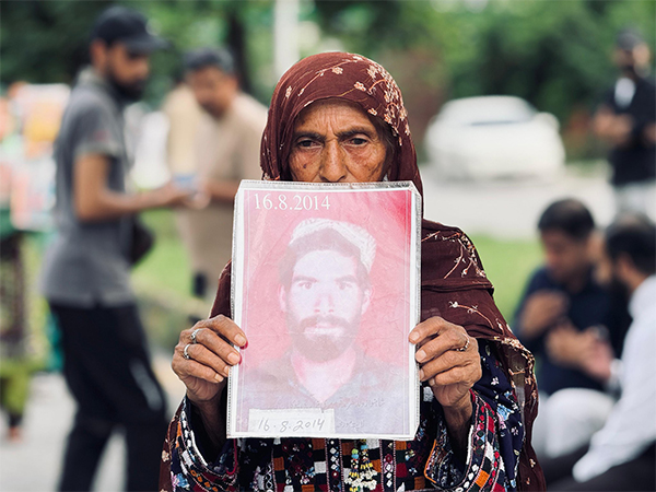 Baloch families protesting in Islamabad (Photo/ X@BalochYakjehtiC)