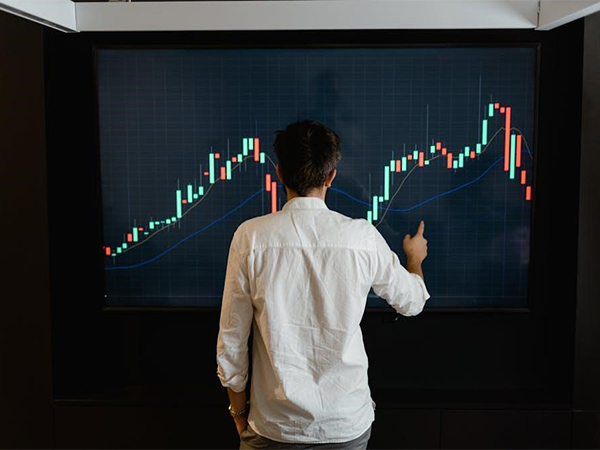 What Factors Drive Bitcoin’s Price in a Volatile Market?