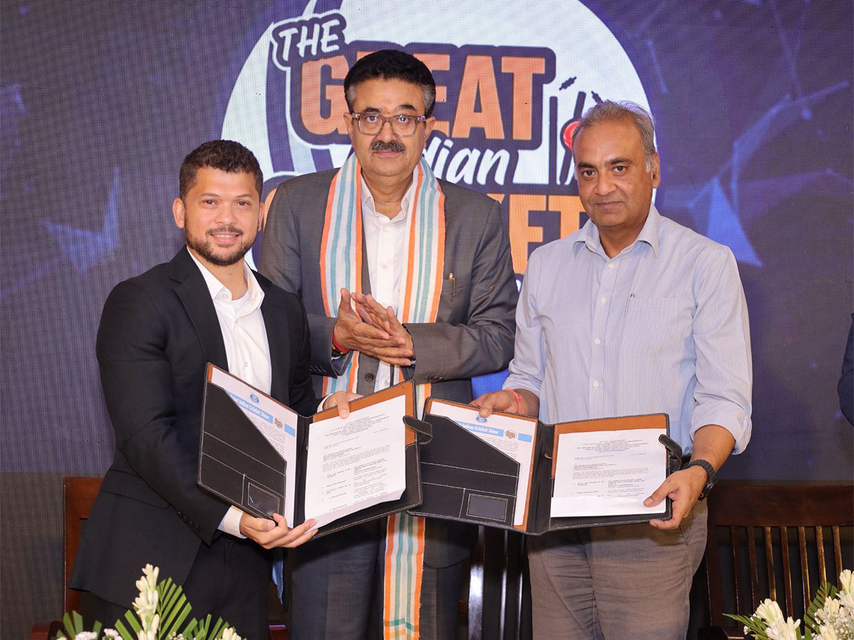 Michael Kivido, MD - CricViz and Shri Gaurav Dwivedi, IAS, CEO - Prasar Bharati, present signed agreements.