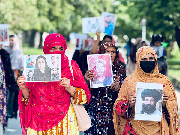 Baloch families protesting for the release of their leaders (Photo/ X@BalochYakjehtiC)
