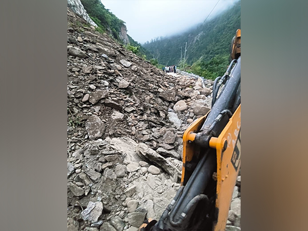 The work of making the highways operational is in progress (Photo/Uttarkashi police)