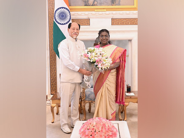 Nagaland CM Neiphiu Rio met President Droupadi Murmu (Photo @rashtrapatibhvn)
