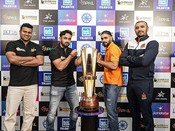 Puneri Paltan and U Mumba captains and coaches with the PKL trophy (Photo: PKL)