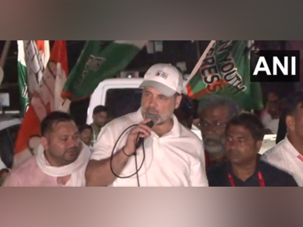  Congress leader Rahul Gandhi addresses ‘Voter Adhikar Yatra’ in Munger (Photo/ANI) 