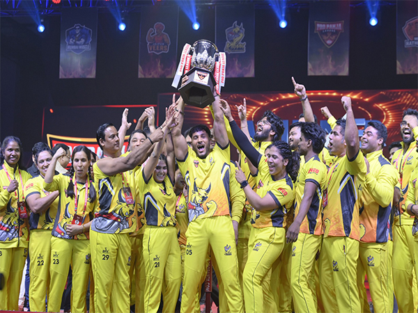 Kiraak Hyderabad lifts trophy after winning Season 2 (Photo: Pro Panja League)