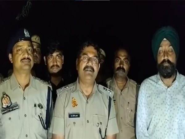 Jhansi SP Arvind Kumar (centre) (Photo/Jhansi Police) 