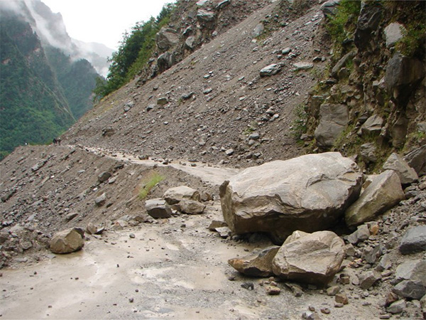 Visuals of road block (Photo/ Pithoragarh Police Uttarakhand)