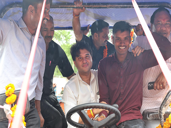 Union Minister Jyotiraditya Scindia with Giriraj (Photo / X @JM_Scindia)