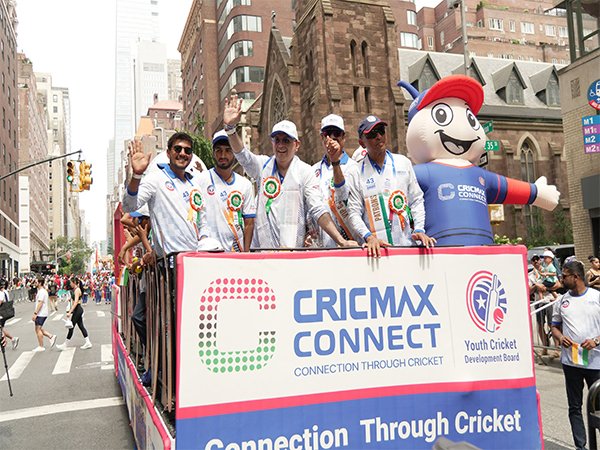 USA National Cricket Team’s Smit Patel & Saiteja Mukkamalla with Cricmax Connect’s Vinay Bhimjiani, Ashok Patel & Atul Rai on the India Day Parade float in NYC