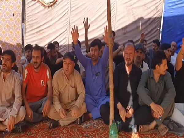 Traders sit-down in PoGB (Photo/ WTV)