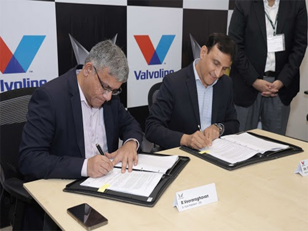 Valvoline Cummins and Mahindra and Mahindra Ltd. teams come together to mark a new chapter of collaboration