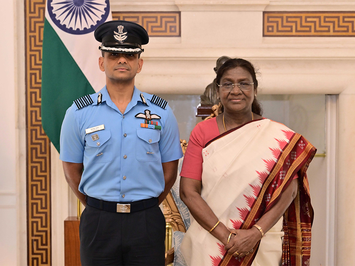 Group Captain Shubhanshu Shukla meets President Droupadi Murmu. (Photo/ANI)