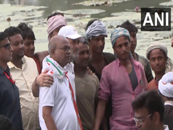  Congress MP Rahul Gandhi meets Makhana farmers in Katihar (Photo/ANI) 