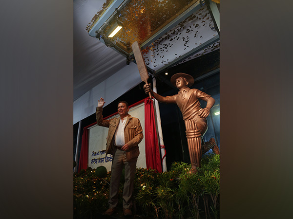 Sunil Gavaskar with his statue. (Photo- MCA)