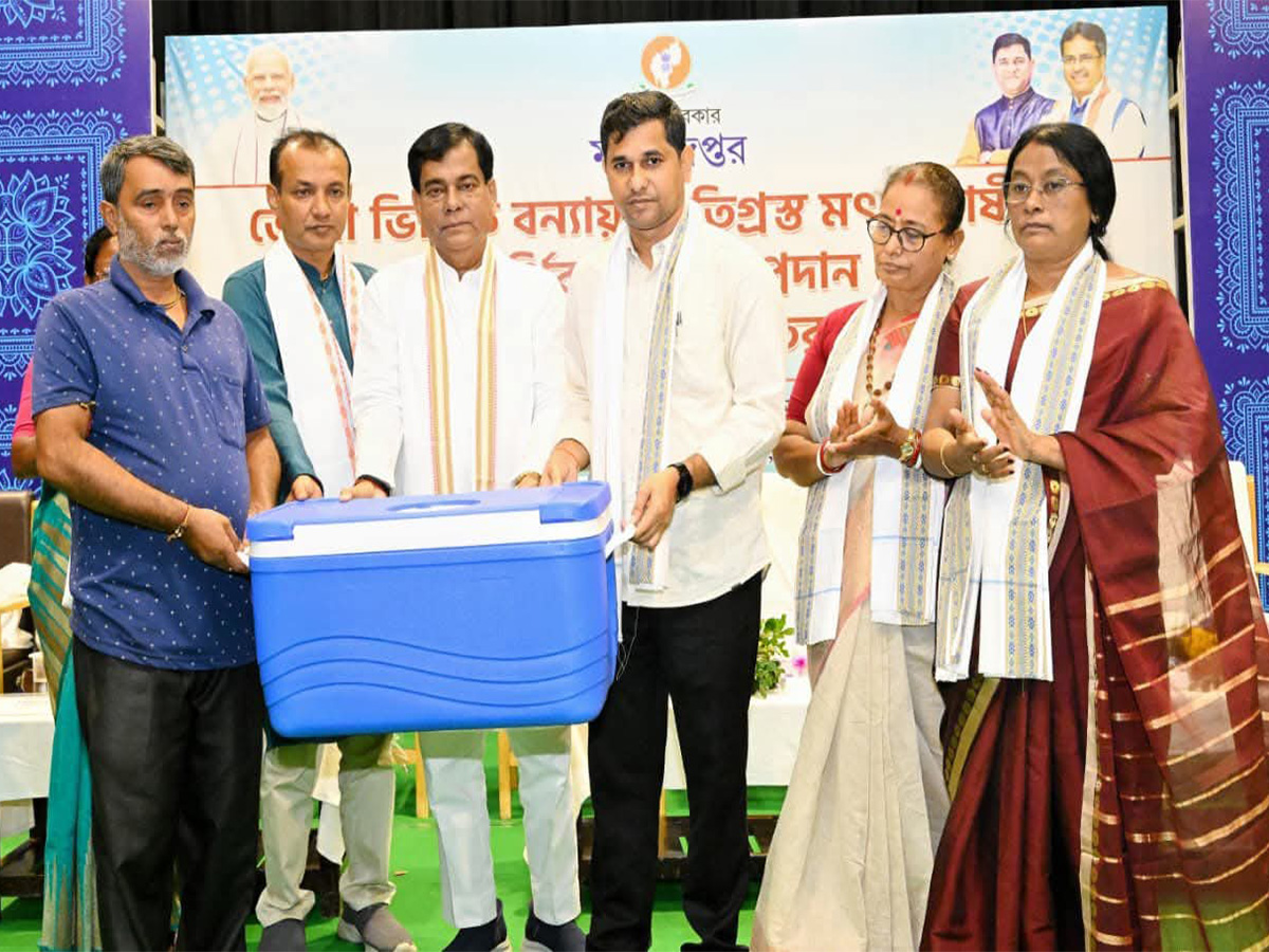 Fisheries Department extends financial aid to fish farmers in West Tripura (Photo/ANI)