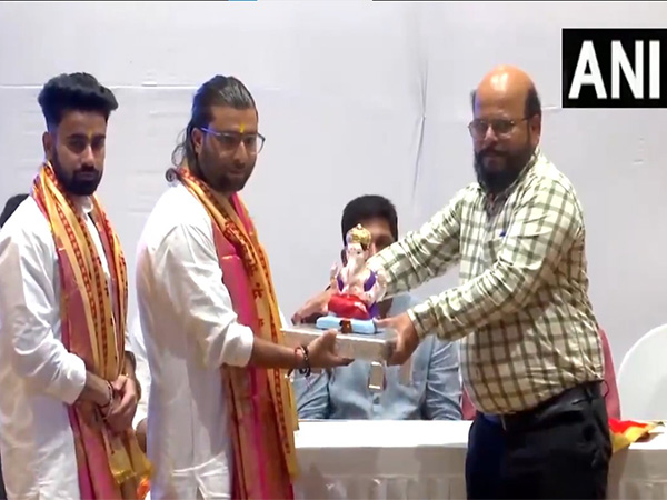 Ganesh idols handed given to Kashmiri pandits in Pune. (Photo/ANI)