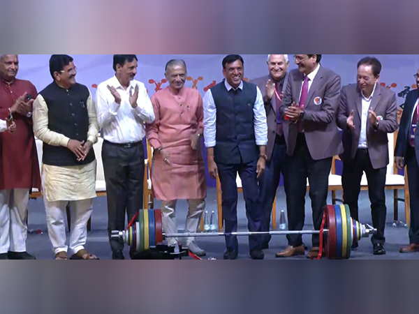 Sports Minister Mansukh Mandaviya (middle) (Photo: ANI)