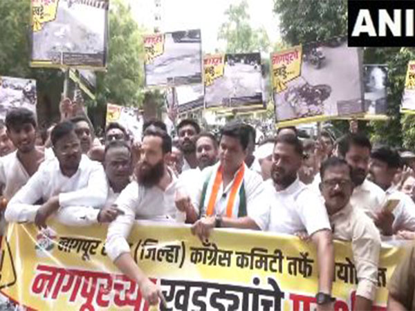 Congress workers protest outside over issue of potholes in Nagpur (Photo/ANI)