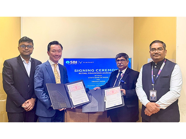 Pham Sanh Chau, VinFast - CEO Asia and Ajay Kumar Jha, General Manager, Retail Loans - SBI signed the MoU for retail EV financing solutions for VinFast customers