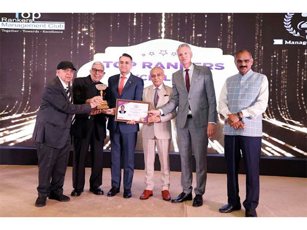 Anshuman Singhania, MD, JK Tyre receiving the award from Top Rankers Management Club