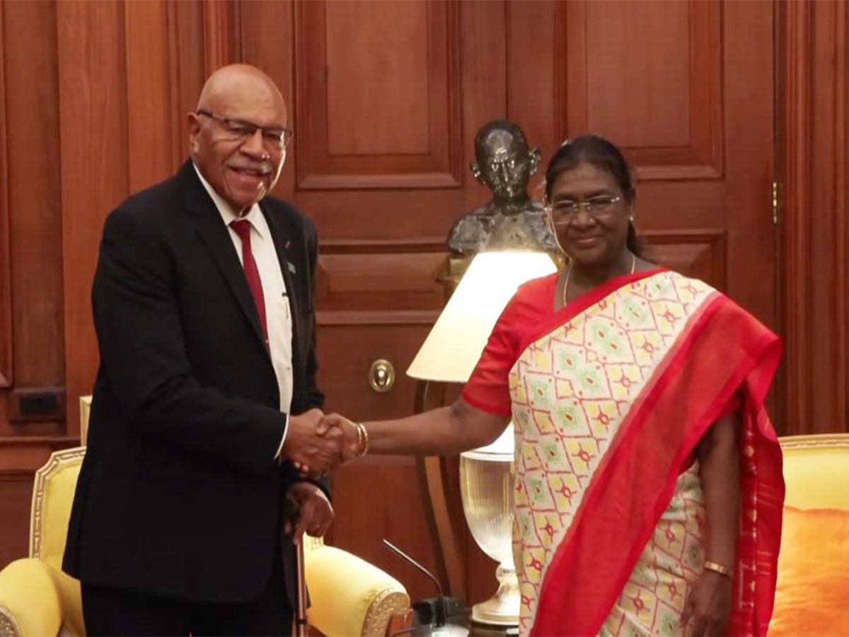 President Droupadi Murmu meets Fiji PM Sitiveni Ligamamada Rabuka in Rashtrapati Bhavan (Photo/ANI)