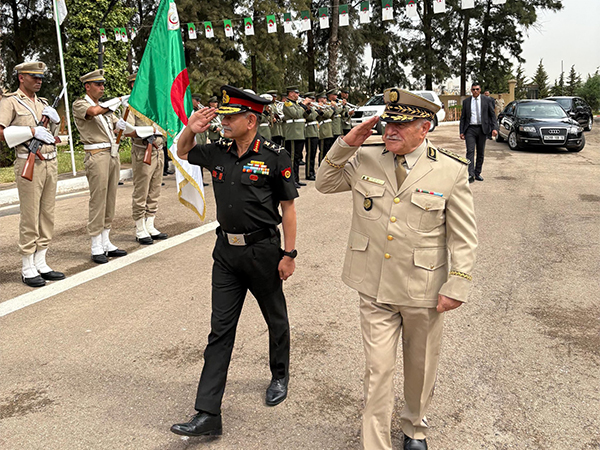COAS General Upendra Dwivedi reviews guard of honour in Algeria (Photo/ X@adgpi)