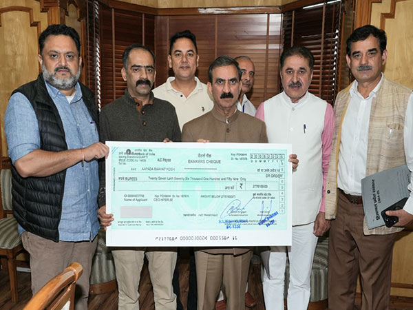 Himachal CM gets cheque for relief fund (Photo/Press Release)