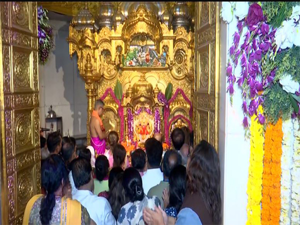 Devotees offer prayers at Shree Siddhivinayak Temple (Photo/ANI)