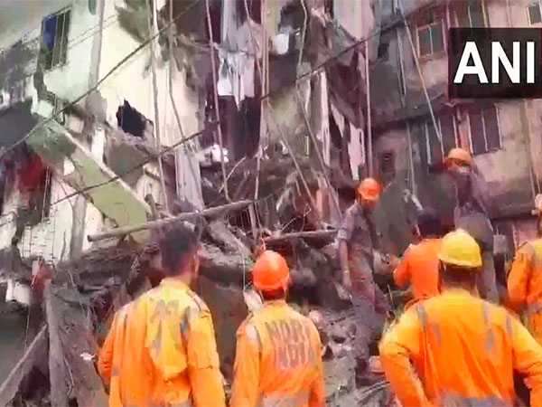 NDRF teams continue manual rescue operations (Photo/ANI)