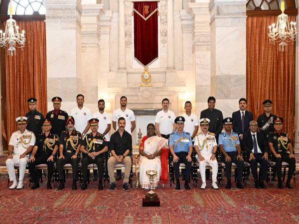 Droupadi Murmu and John Abraham (Photo: X/@rashtrapatibhvn)