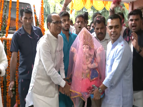 Union Minister Shivraj Singh Chouhan welcomes Lord Ganesha at his residence. (Photo/ANI)