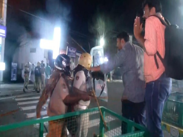  Kerala police lathi charge the workers of the Kerala Youth Congress (Photo/ANI) 