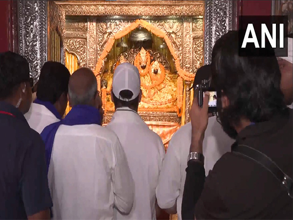 Lok Sabha LoP Rahul Gandhi offers prayers at Janki Mandir in Sitamarhi, Bihar (Photo: ANI) 