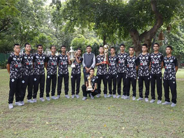 Mansukh Mandaviya with Minerva Academy FC players (Photo:  Ministry of Youth Affairs and Sports)