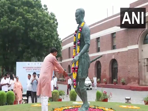Mansukh Mandaviya pays floral tribute to Major Dhyan Chand on ocassion of National Sports Day (Photo: ANI)