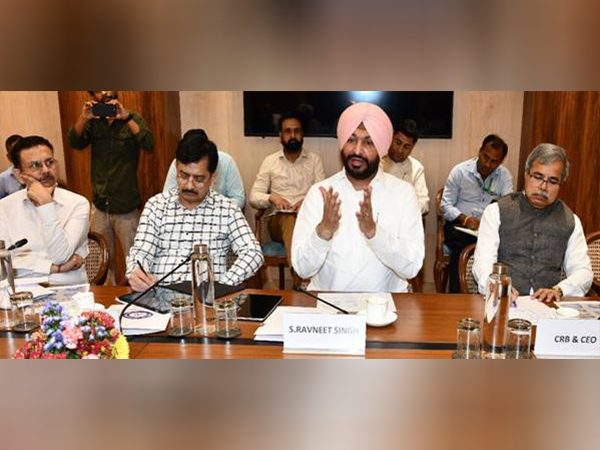 Union Minister of State for Railways and Food Processing Industries Ravneet Singh at the meeting (Photo/ PIB)