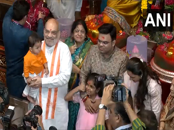 Union Home Minister Amit Shah at Lalbaugcha Raja with family (Photo/ANI)