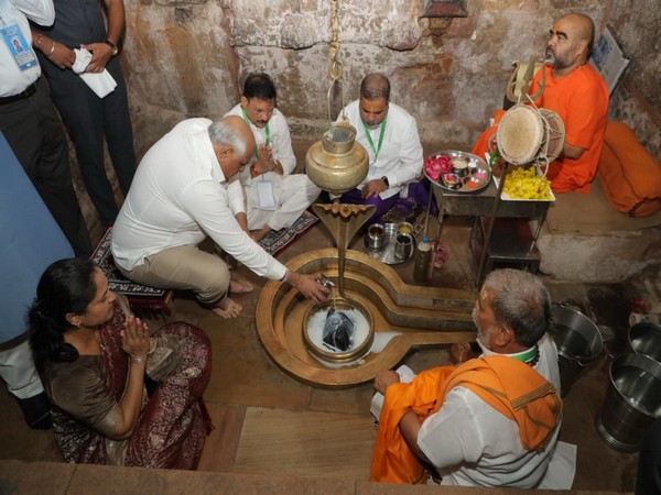Gujarat CM Bhupendra Patel offers prayers to Lord Mahadev at Galteshwar temple. (Photo/ANI)
