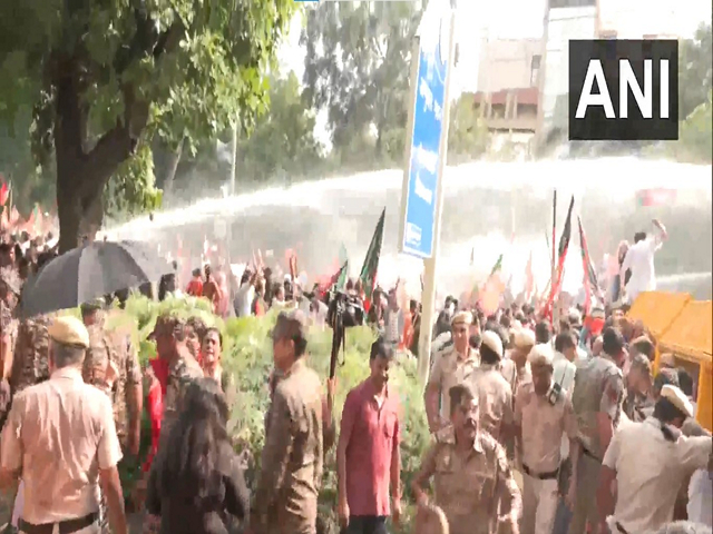 Delhi police water cannon to disperse BJP leaders and workers (Photo/ANI)