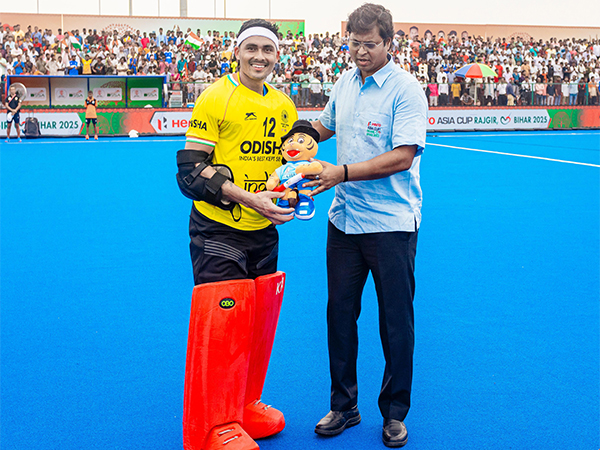 Krishan B Pathak (left) Dilip Tirkey (right). (Photo/ Hockey India)