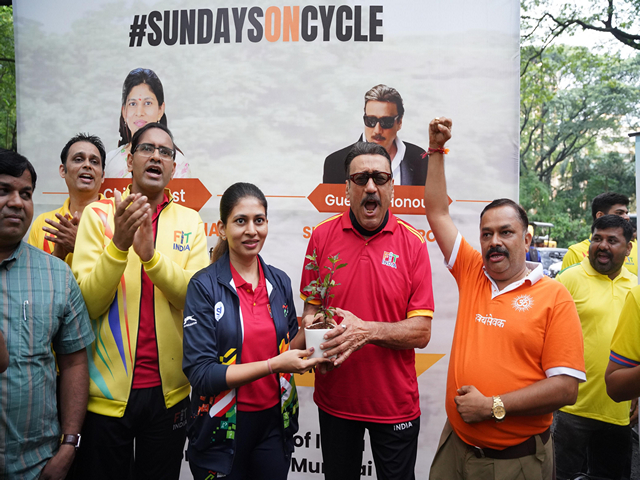 Raksha Khadse (left) Jackie Shroff (right). Photo/Sai Media)