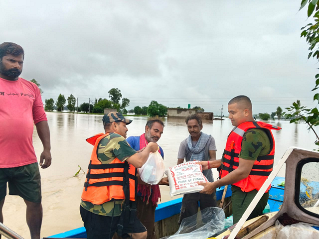 BSF provides relief material to flood-affected families in Punjab (Photo/X/@BSF_Punjab)