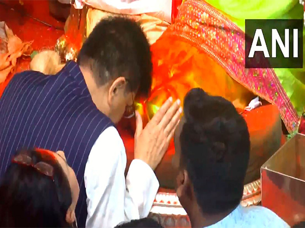 Piyush Goyal offering prayers at Lalbaugcha Raja (Photo: ANI)