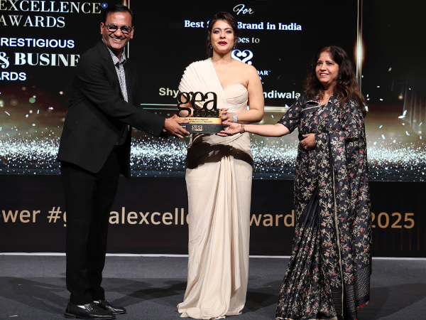 Mr. and Mrs. Sunder Bhalotia accept India’s Best Silver Brand award for Shyam Sundar Chandiwala LLP from Mrs. Kajol Devgan at GEA 2025