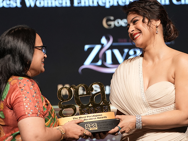 A proud moment as Sunita Agrawal receives the Best Women Entrepreneur award from Kajol Devgan at the Global Excellence Awards 2025
